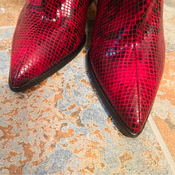 👢Stunning Red & Black Snake Print Pointed Toe High Heel Boot! - Picture 4 of 11